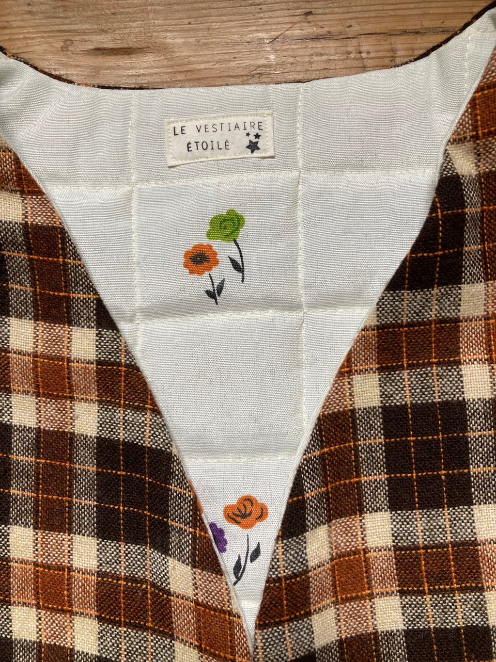 Veston sans manches Adulte – Carreaux marron et fleurs